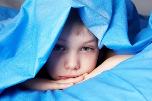 Что делать родителям, если ребенок боится спать один