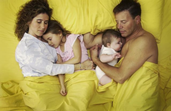 Почему сон с родителями негативно влияет на младенца?